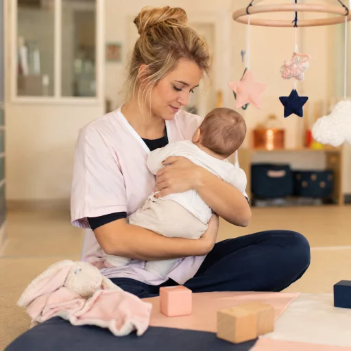 Auxiliaire de puériculture avec un bébé